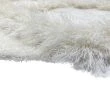 Denna produkten heter Moody Flo, tillverkad av Polyester material med en vacker Vit färg - SE Mattor