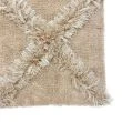 Denna produkten heter Moody Flo, tillverkad av Polyester material med en vacker Beige färg - SE Mattor