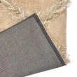 Denna produkten heter Moody Flo, tillverkad av Polyester material med en vacker Beige färg - SE Mattor
