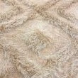 Denna produkten heter Moody Klay, tillverkad av Polyester material med en vacker Beige färg - SE Mattor