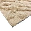 Denna produkten heter Moody Klay, tillverkad av Polyester material med en vacker Beige färg - SE Mattor