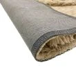 Denna produkten heter Moody Klay, tillverkad av Polyester material med en vacker Beige färg - SE Mattor