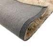Denna produkten heter Moody Klay, tillverkad av Polyester material med en vacker Beige färg - SE Mattor
