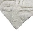 Denna produkten heter Moody Klay, tillverkad av Polyester material med en vacker Vit färg - SE Mattor