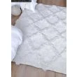 Denna produkten heter Moody Flo, tillverkad av Polyester material med en vacker Vit färg - SE Mattor