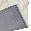 Denna produkten heter Moody Flo, tillverkad av Polyester material med en vacker Vit färg - SE Mattor