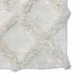 Denna produkten heter Moody Flo, tillverkad av Polyester material med en vacker Vit färg - SE Mattor