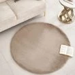 Denna produkten heter Rabbit Fur, tillverkad av Polyester material med en vacker Taupe färg - SE Mattor