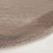 Denna produkten heter Rabbit Fur, tillverkad av Polyester material med en vacker Taupe färg - SE Mattor