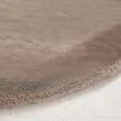 Denna produkten heter Rabbit Fur, tillverkad av Polyester material med en vacker Taupe färg - SE Mattor
