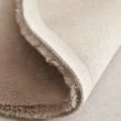 Denna produkten heter Rabbit Fur, tillverkad av Polyester material med en vacker Taupe färg - SE Mattor