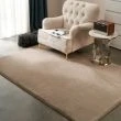 Denna produkten heter Rabbit Fur, tillverkad av Polyester material med en vacker Taupe färg - SE Mattor