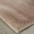 Denna produkten heter Rabbit Fur, tillverkad av Polyester material med en vacker Taupe färg - SE Mattor