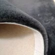 Denna produkten heter Rabbit Fur, tillverkad av Polyester material med en vacker Mörkgrå färg - SE Mattor