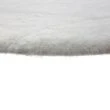 Denna produkten heter Rabbit Fur, tillverkad av Polyester material med en vacker Vit färg - SE Mattor