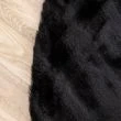 Denna produkten heter Rabbit Fur, tillverkad av Polyester material med en vacker Svart färg - SE Mattor