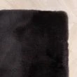 Denna produkten heter Rabbit Fur, tillverkad av Polyester material med en vacker Svart färg - SE Mattor