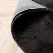 Denna produkten heter Rabbit Fur, tillverkad av Polyester material med en vacker Svart färg - SE Mattor