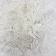 Denna produkten heter Rabbit Fur, tillverkad av Polyester material med en vacker Vit färg - SE Mattor