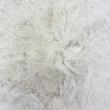 Denna produkten heter Rabbit Fur, tillverkad av Polyester material med en vacker Vit färg - SE Mattor