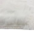 Denna produkten heter Rabbit Fur, tillverkad av Polyester material med en vacker Vit färg - SE Mattor