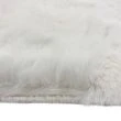 Denna produkten heter Rabbit Fur, tillverkad av Polyester material med en vacker Vit färg - SE Mattor