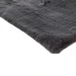 Denna produkten heter Rabbit Fur, tillverkad av Polyester material med en vacker Mörkgrå färg - SE Mattor