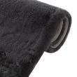 Denna produkten heter Rabbit Fur, tillverkad av Polyester material med en vacker Mörkgrå färg - SE Mattor