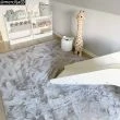 Denna produkten heter Rabbit Fur, tillverkad av Polyester material med en vacker Silver färg - SE Mattor