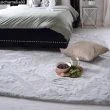 Denna produkten heter Rabbit Fur, tillverkad av Polyester material med en vacker Silver färg - SE Mattor