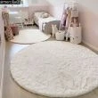Denna produkten heter Rabbit Fur, tillverkad av Polyester material med en vacker Vit färg - SE Mattor