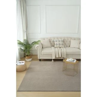 Denna produkten heter Comfy, tillverkad av Polyester material med en vacker Greige färg - SE Mattor
