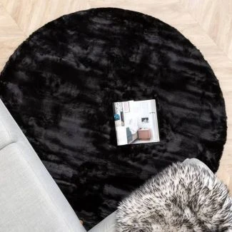 Denna matta heter Rabbit Fur Svart Rund 80 cm i Svart färg från 299,00 kr, tillverkad av Polyester material.