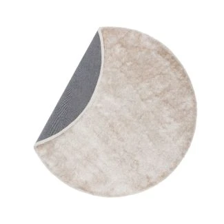 Denna produkten heter Ludvig, tillverkad av Polyester material med en vacker Beige färg - SE Mattor