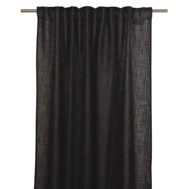 Denna produkten heter Brooklyn, tillverkad av   79% Polyester & 21% Viskos material med en vacker Svart färg - SE Mattor