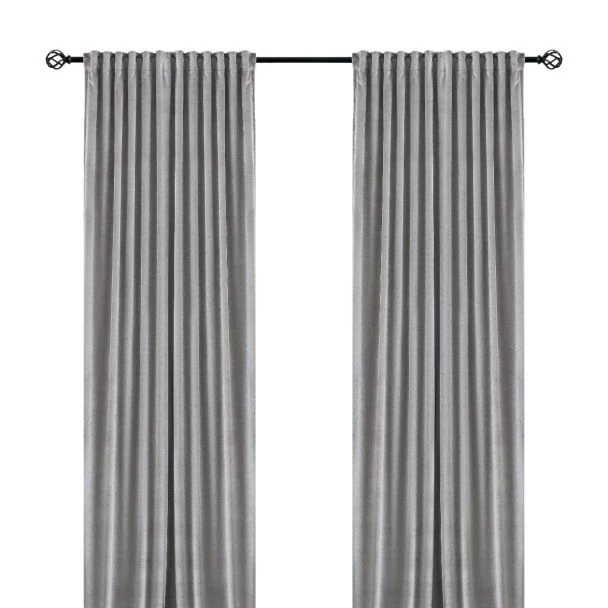 Denna produkten heter Mathilde, tillverkad av Polyester material med en vacker Silver färg - SE Mattor