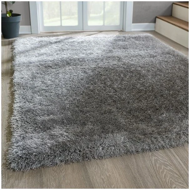 Denna produkten heter Silky, tillverkad av Polyester material med en vacker Grå färg - SE Mattor