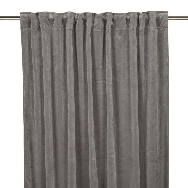 Denna produkten heter Velvet, tillverkad av Polyester material med en vacker Grå färg - SE Mattor