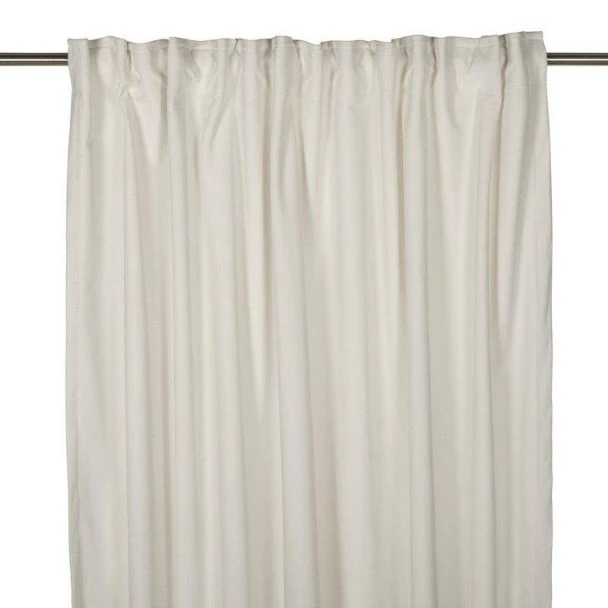 Denna produkten heter Velvet, tillverkad av Polyester material med en vacker Offwhite färg - SE Mattor