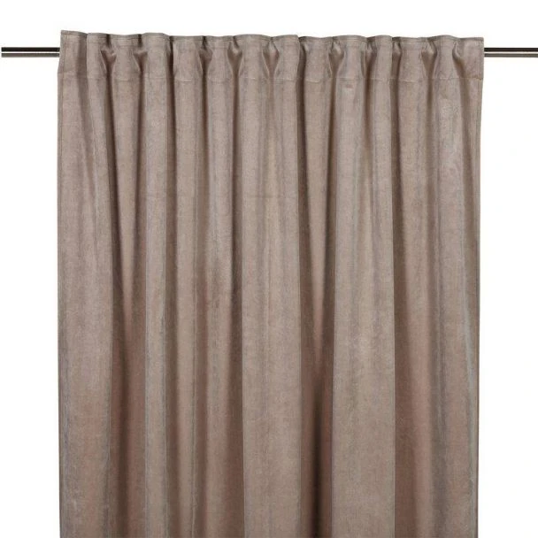Denna produkten heter Velvet, tillverkad av Polyester material med en vacker Sand färg - SE Mattor