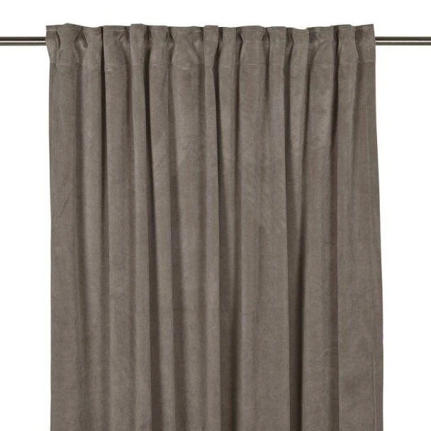 Denna produkten heter Velvet, tillverkad av Polyester material med en vacker Lin färg - SE Mattor