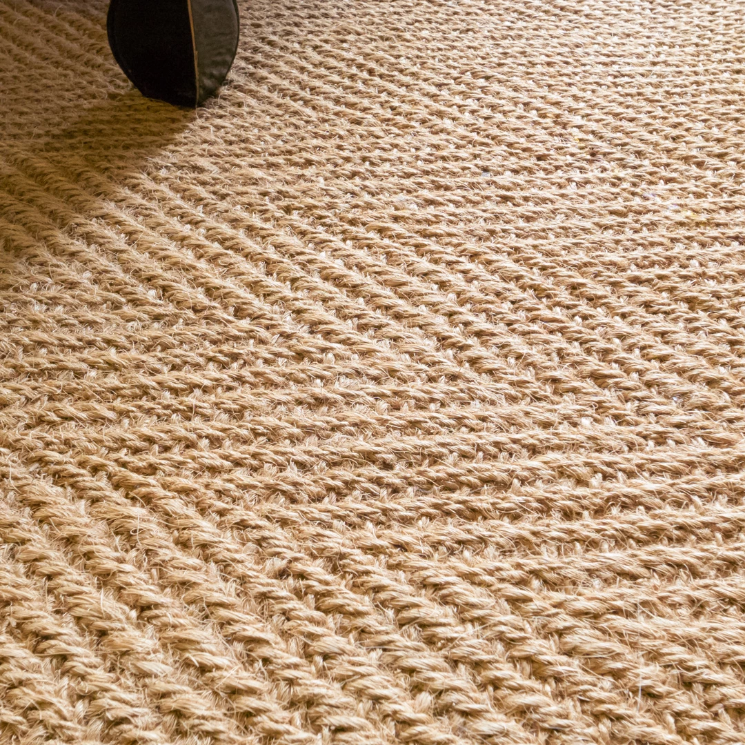 En närbild på sisalmatta av det naturliga materialet sisal som ger vacker textur och naturnära design till inredningen.