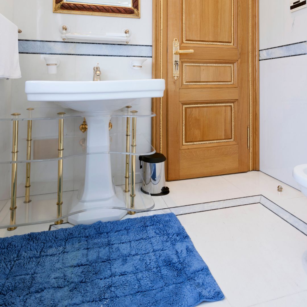 Blå varm badrumsmatta med geometriska mönster som passar in i trendiga badrum.