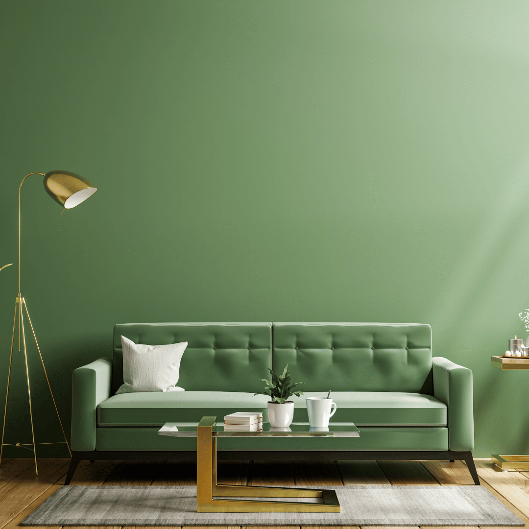 Grön soffa med vacker matta under som skapar en unik inredning.