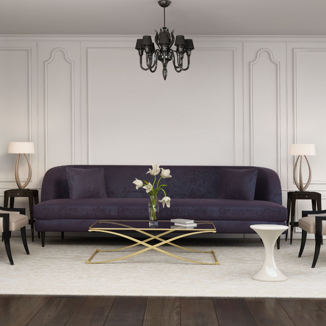 Vit matta till lila soffa i vardagsrum i modern och elegant inredning.