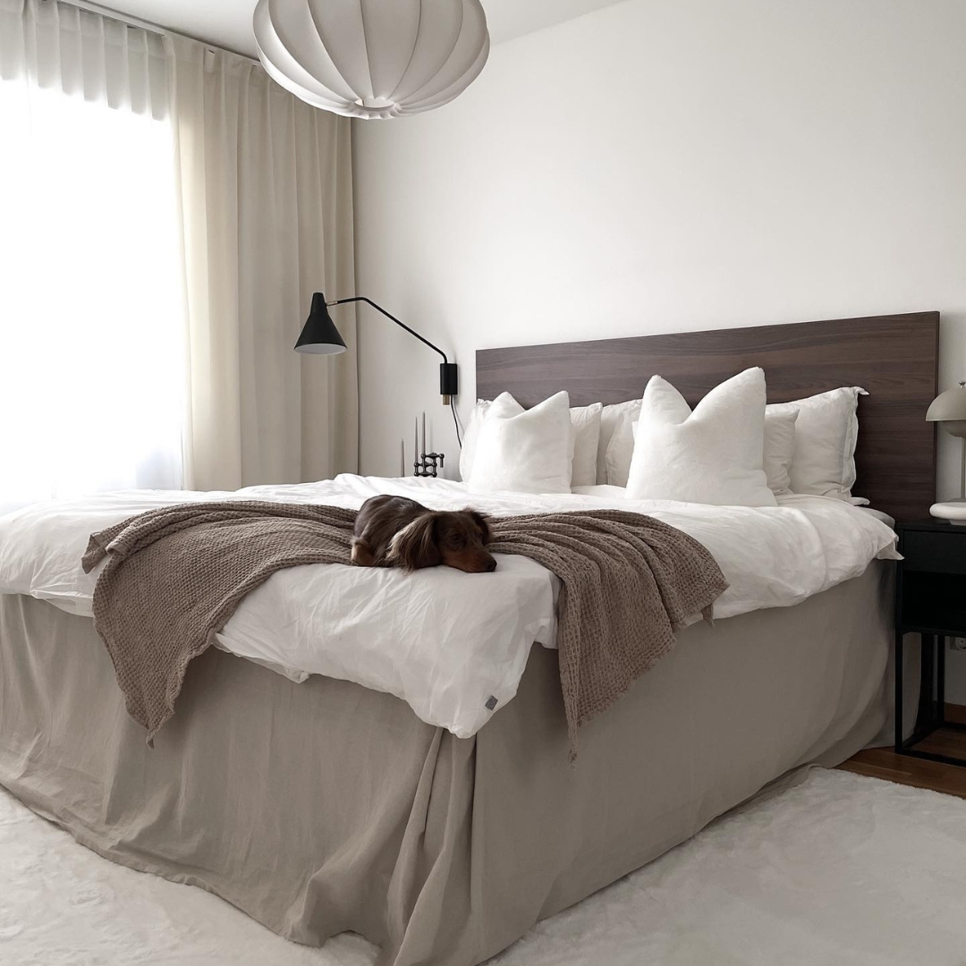 Mjuk matta i sovrum med minimalistisk inredningsstil