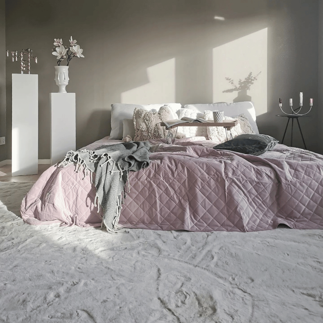 Mjuk ryamatta i beige färg under 180 säng i sovrummet. Mysig inredning i modern stil.