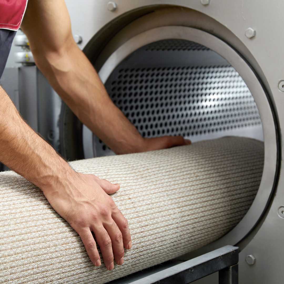 Matta placeras i kemtvätt tvättmaskin för rengöring.