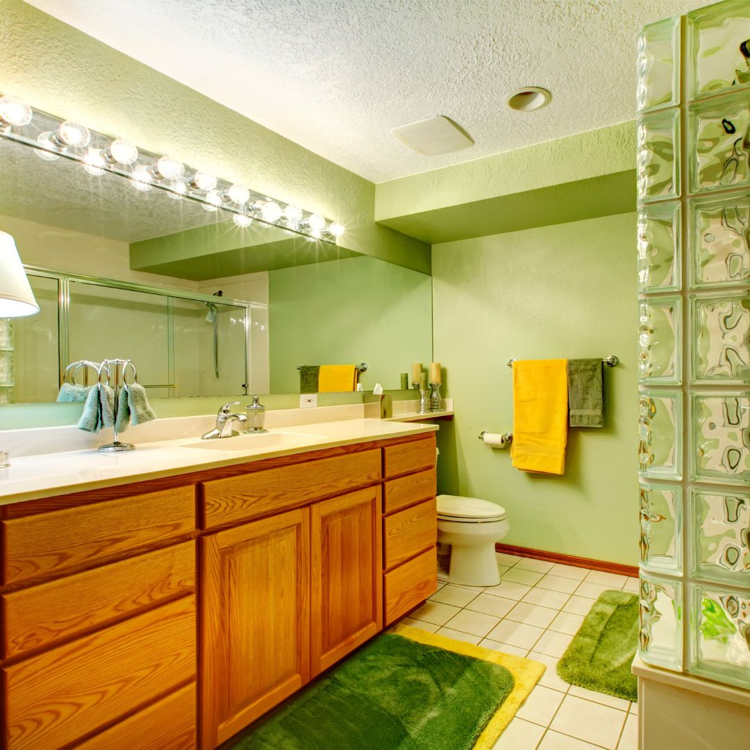 Retrostil grön badrumsmatta med vintage mönster för en unik badrumsstil.