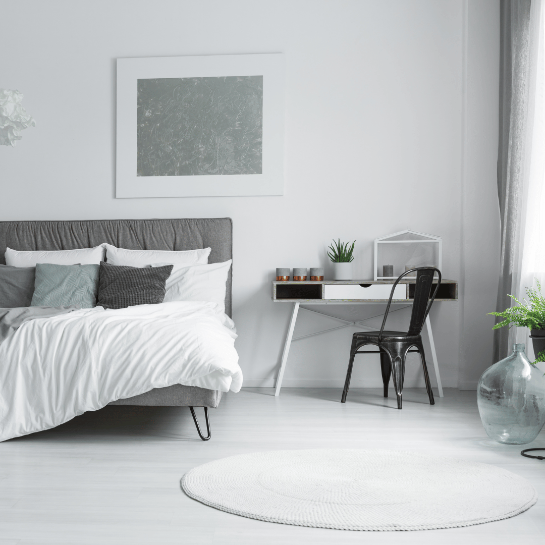 Rund vit matta i sovrum med vit och modern inredningsstil.